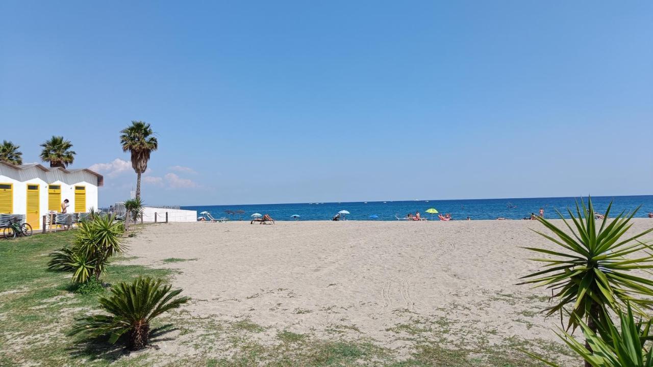 Maremare, Really On The Beach, With Private Parking Savona Buitenkant foto